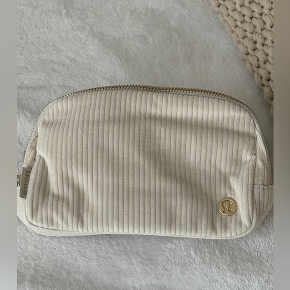 NWT Lululemon Everywhere Belt Bag Corduroy, Bone/Gold, 1L - Picture 6 of 13